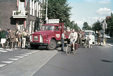 117437 Afbeelding van een aanrijding tussen een fietser en een rechtsafslaande vrachtauto, op de hoek van de Biltstraat ...